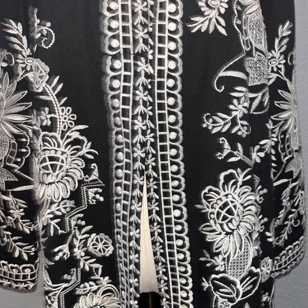 CHICO'S FULLY EMBOIDERED BLACK & WHITE KIMONO JACKET TOPPER - EUC - SIZE 0 = 4/6 - Picture 3 of 15